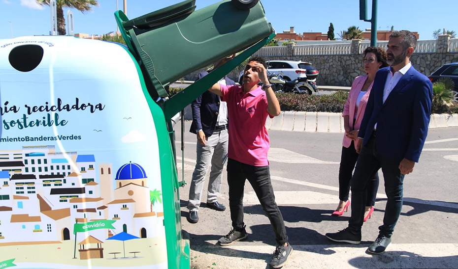 El consejero de Sostenibilidad, Medio Ambiente y Economía Azul, Ramón Fernández-Pacheco, ha participado en la presentación de la cuarta edición de \u0027Banderas Verdes\u0027 en el paseo marítimo de Almería.