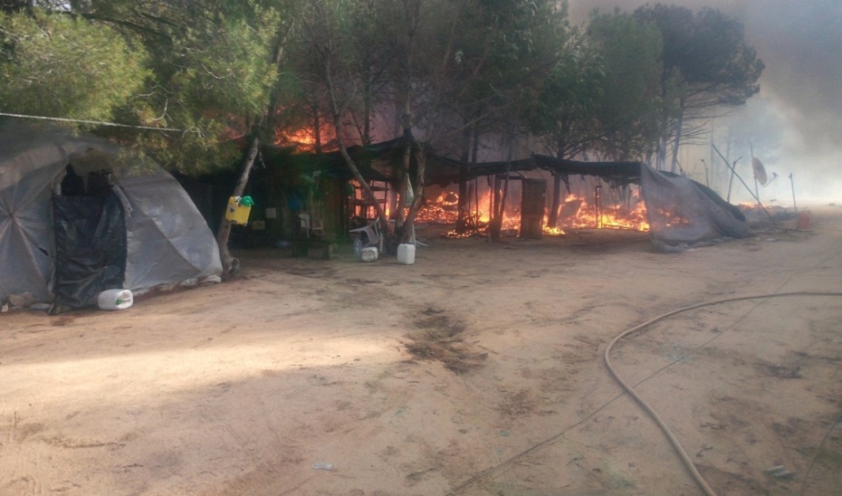 Imagen del incendio en una zona de chabolas de Lucena del Puerto (EP).