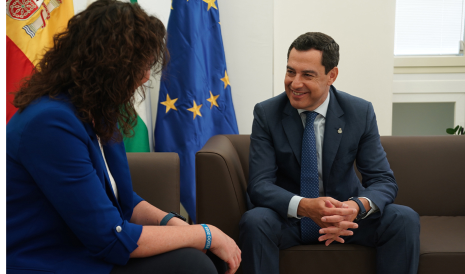 Juanma Moreno y María del Mar Vázquez, en un momento de la reunión mantenida en el Ayuntamiento de Almería.