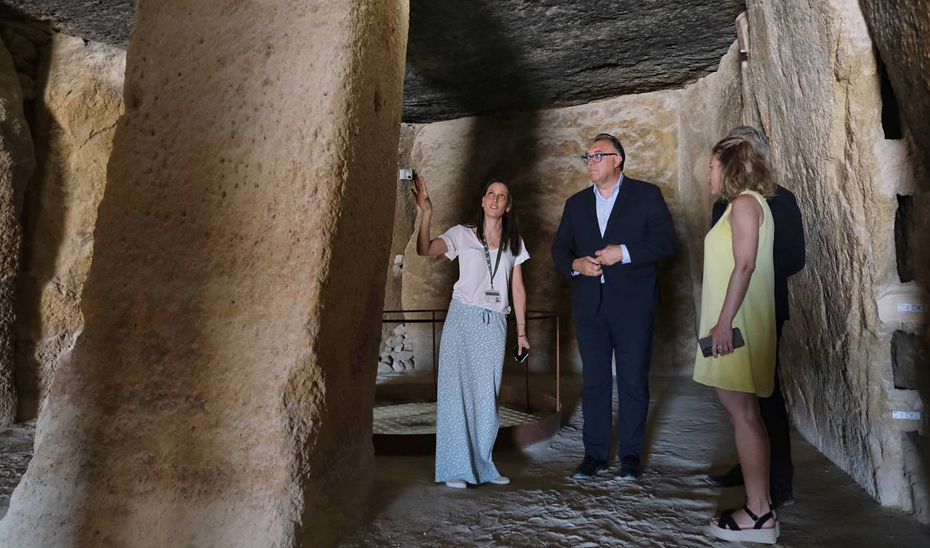 l consejero de Turismo, Cultura y Deporte, Arturo Bernal, durante la visita al Conjunto Arqueológico Dólmenes de Antequera.