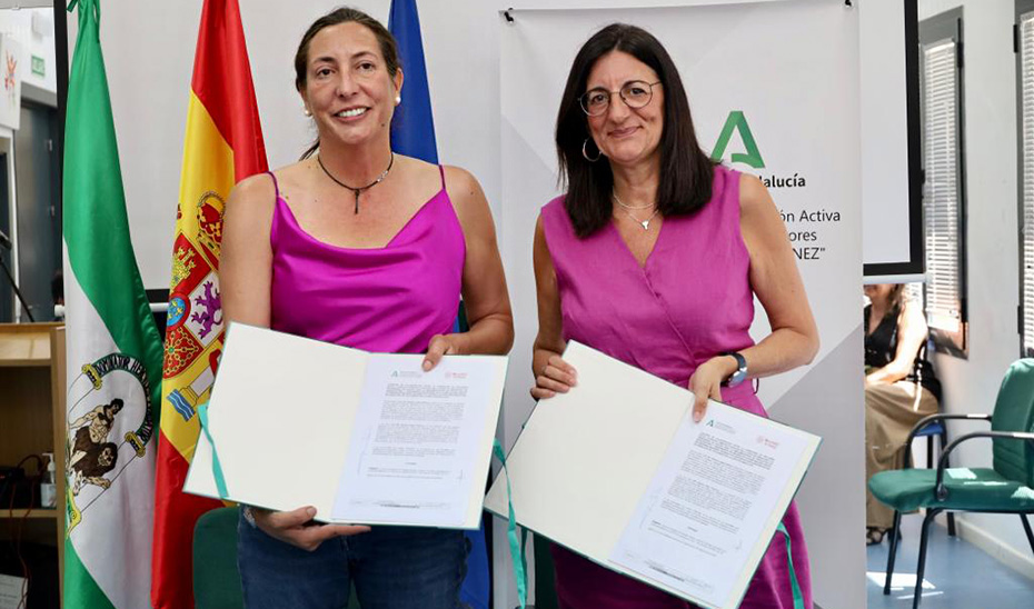 La consejera de Inclusión Social, Juventud, Familias e Igualdad, Loles López, y la rectora de la Universidad de Huelva, María Antonia Peña, tras la firma del convenio.