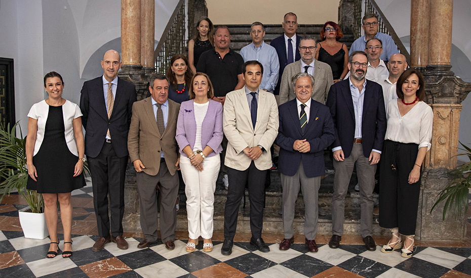 José Antonio Nieto, con los miembros del Comité de expertos sobre el diseño de la \u0027Estrategia frente al Desafío Demográfico de Andalucía\u0027 y las autoridades asistentes a la reunión, celebrada en la Diputación de Córdoba.