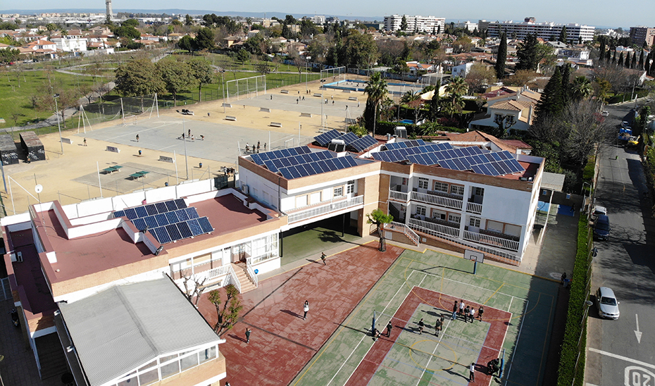 Comunidad energética con instalaciones fotovoltaicas instaladas en un colegio