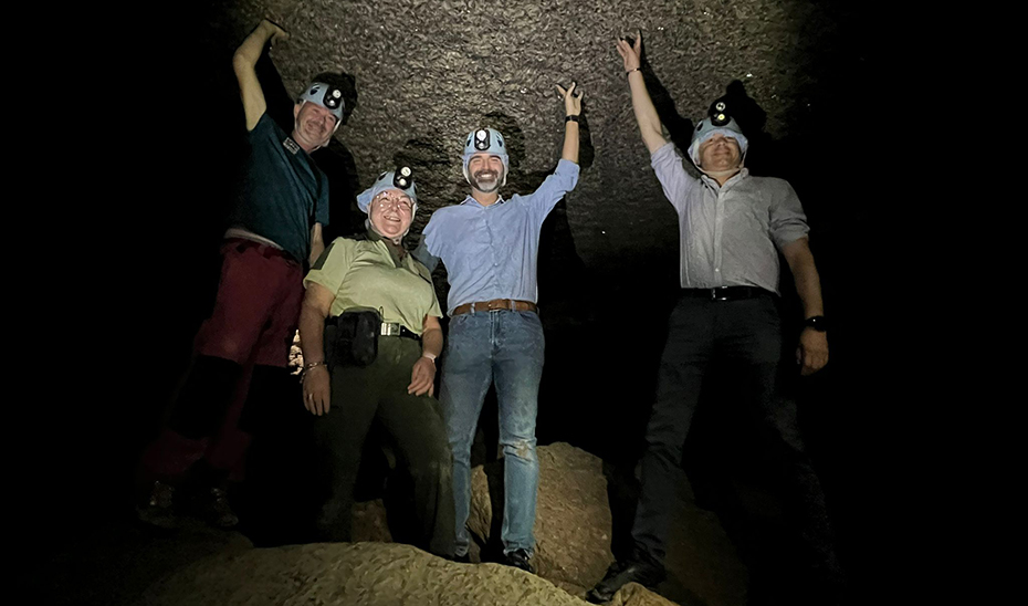 El consejero Fernández-Pacheco en las Cuevas de Sorbas, en el Paraje Natural Karst en Yesos de Sorbas.