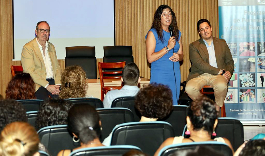 La consejera de Inclusión Social, Juventud, Familias e Igualdad, Loles López, durante su intervención en ha participado en la Escuela de Verano del Polígono Sur en Sevilla.