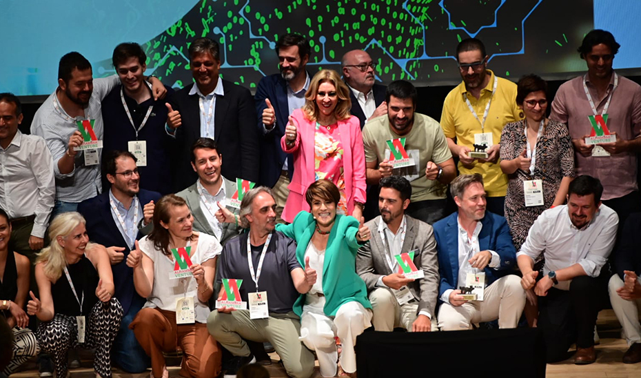 La consejera de Economía, Carolina España, junto a participantes en Alhambra Venture.