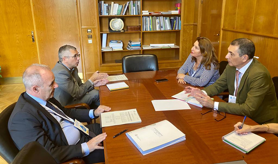 Un momento de la reunión de la consejera de Agricultura con el secretario de Estado de Medio Ambiente.