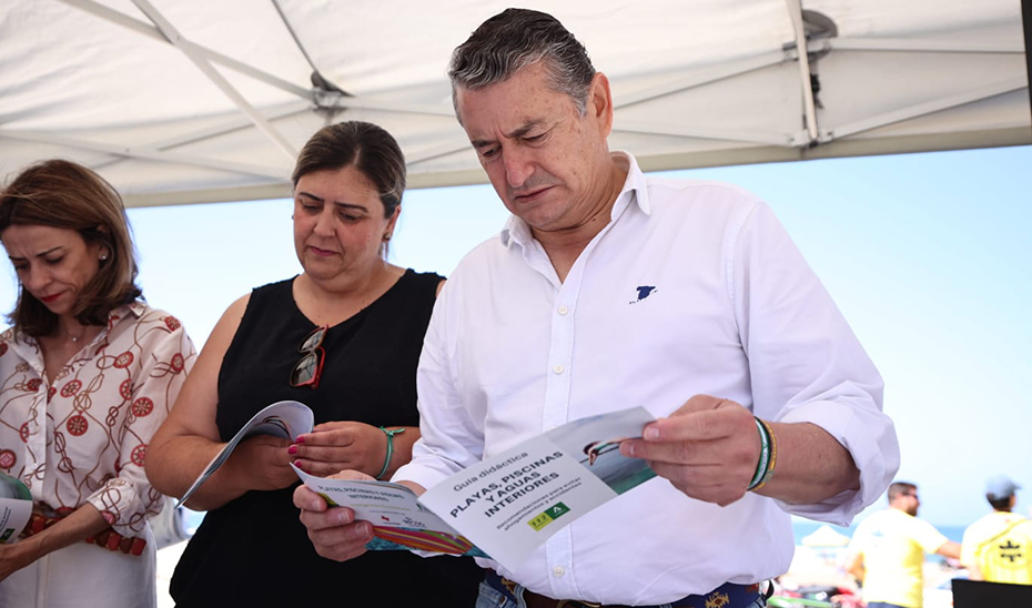 El consejero de la Presidencia, Antonio Sanz, presentó la campaña en la playa de la Fontanilla.