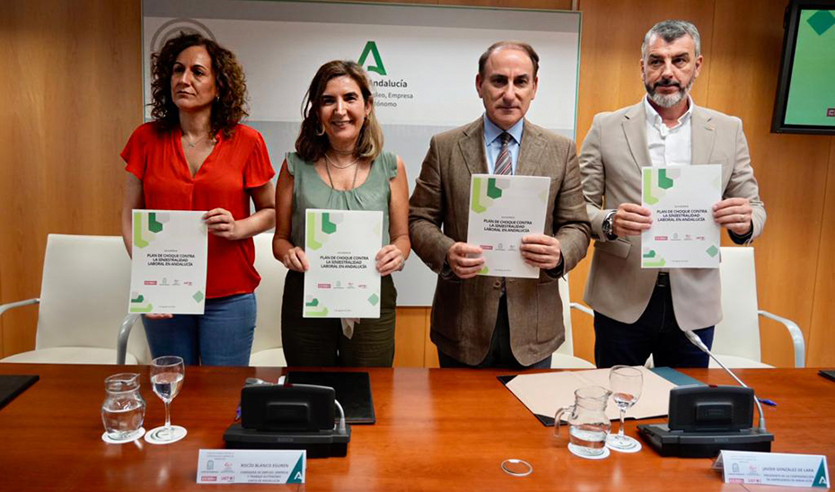 La consejera Rocío Blanco, junto al presidente de la CEA, Javier González de Lara, y los secretarios generales de CCOO y UGT en Andalucía, Nuria López y Óskar Martín, respectivamente, tras la firma del convenio.