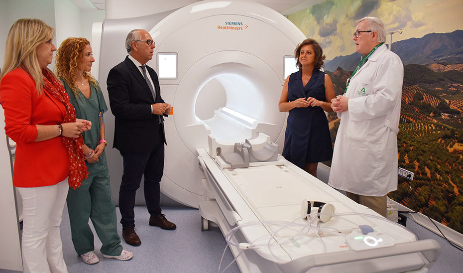 Catalina García durante la visita a las nuevas instalaciones del Hospital Neurotraumatológico de Jaén.