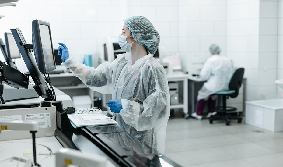 Proceso de inspección de productos en el laboratorio.