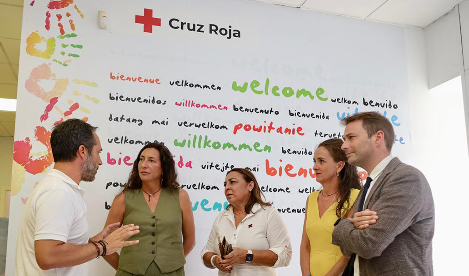 Loles López durante su visita a las instalaciones de Cruz Roja en Almería.