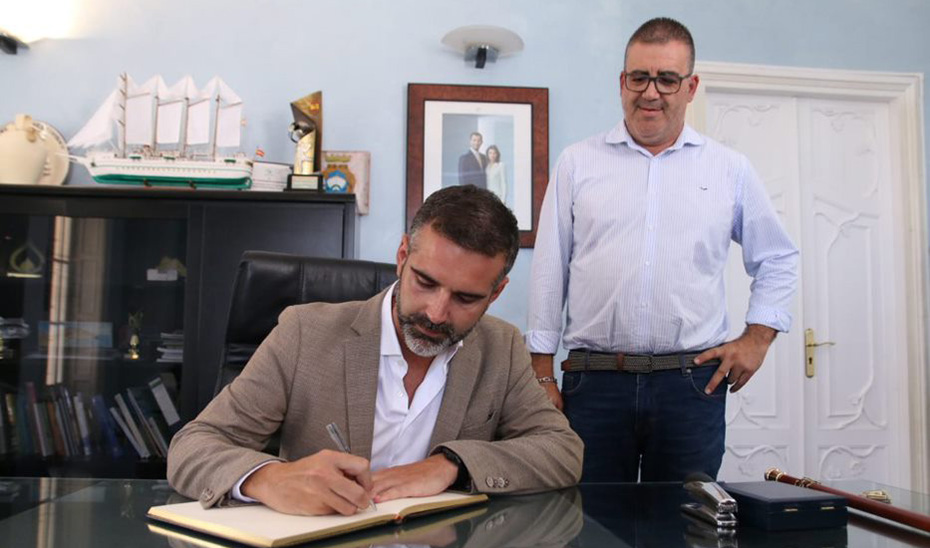 Ramón Fernández-Pacheco firma en el libro de honor durante su visita al Ayuntamiento de Carboneras (Almería).