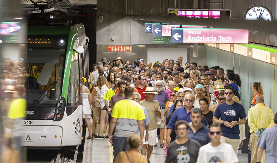 Ambiente de una de las estaciones del Metro de Málaga durante la Feria.