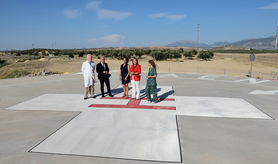 La consejera de Salud y Consumo, Catalina García, durante su visita a las instalaciones del nuevo helipuerto del Hospital Universitario de Jaén.
