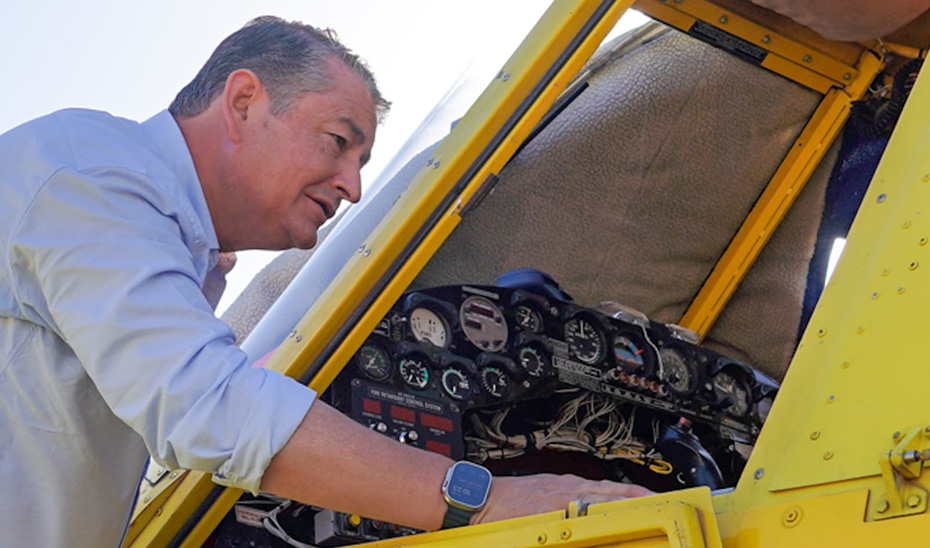 Antonio Sanz durante la visita a la pista de aterrizaje y despegue de aviones de Las Arenas, en Niebla (Huelva).