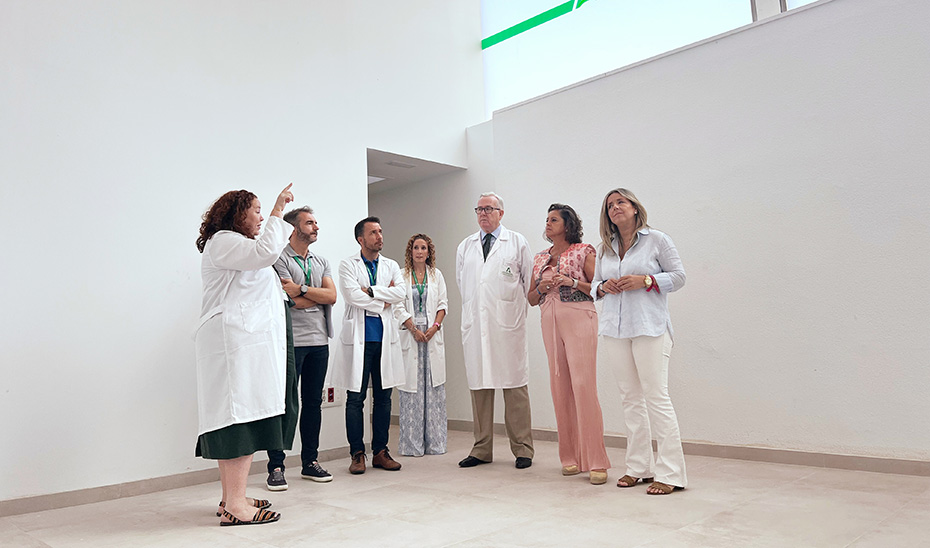 La consejera de Salud y Consumo, Catalina García, durante la visita a la nueva \u0027sala blanca\u0027 del Hospital de Jaén.