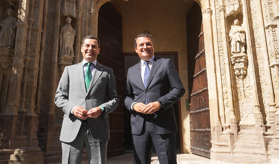 El presidente de la Junta, Juanma Moreno, y el alcalde de Córdoba, José María Bellido.