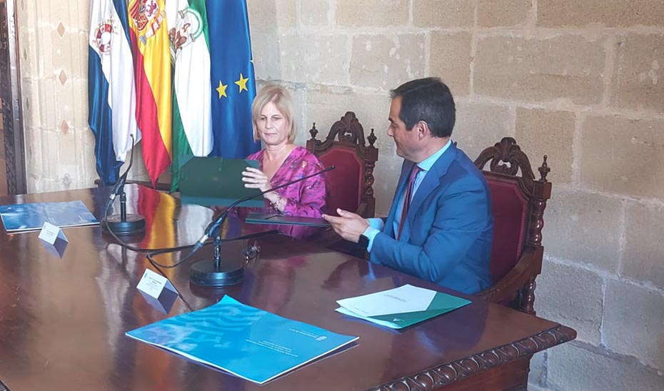 Un momento de la firma del protocolo entre el consejero de Justicia y la alcaldesa de Jerez.