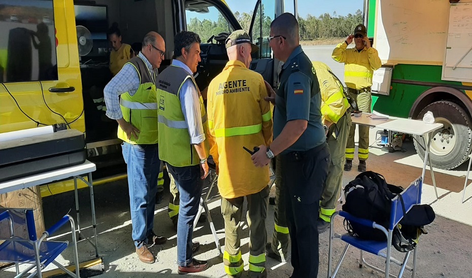 El delegado del Gobierno en Huelva y el Jefe de Servicio de Protección Civil de la provincia a su llegada al PMA del incendio de Bonares.