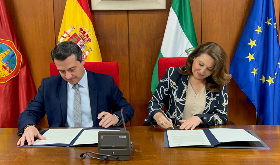 Crespo y Bellido durante la firma de la adenda para la realización de infraestructura hídrica en Córdoba celebrada en el mes de marzo.