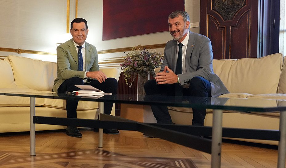 El presidente de la Junta, Juanma Moreno, junto al secretario general de UGT-A, Oskar Martín.