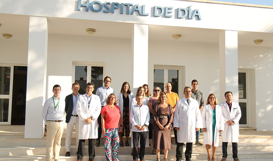 Un momento de la visita de la directora general de Atención Sociosanitaria, Salud Mental y Adicciones de la Consejería de Salud, Trinidad Rus, al Hospital Virgen del Rocío.