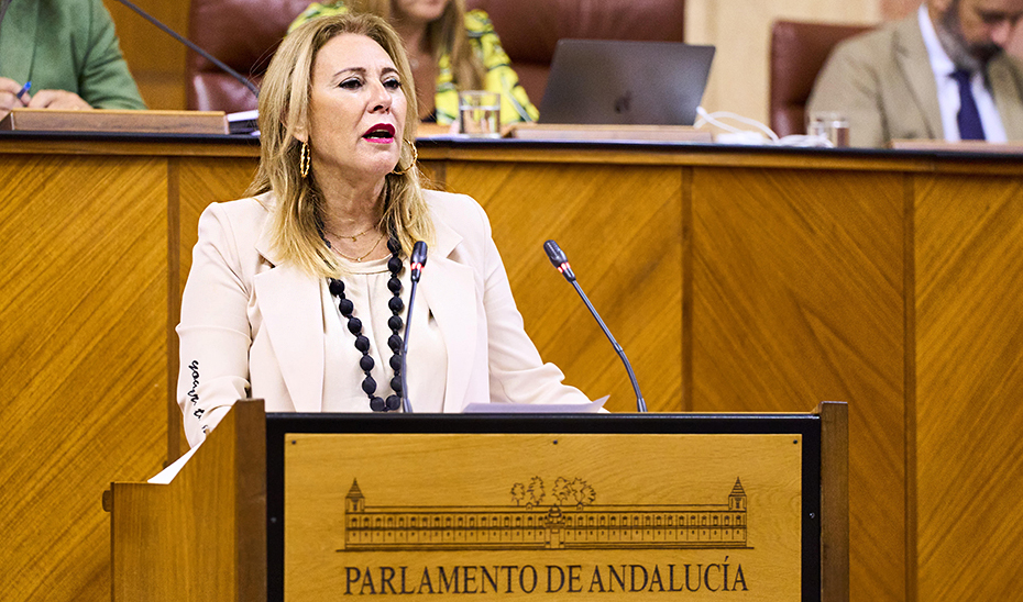 La consejera Carolina España, en la tribuna del salón de plenos del Parlamento, interviene ante los diputados andaluces.