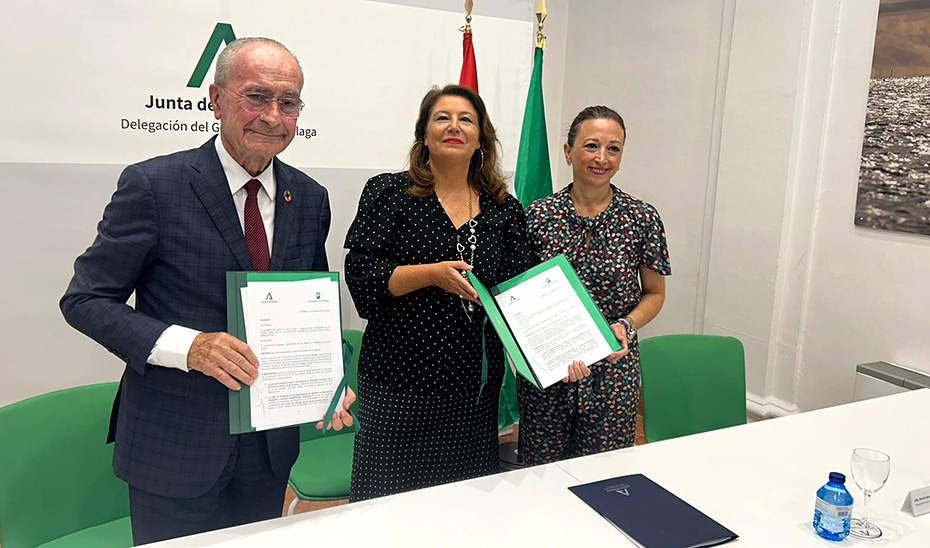 Carmen Crespo y Francisco de la Torre, junto a la delegada del Gobierno en Málaga, Patricia Navarro, tras la firma del convenio.