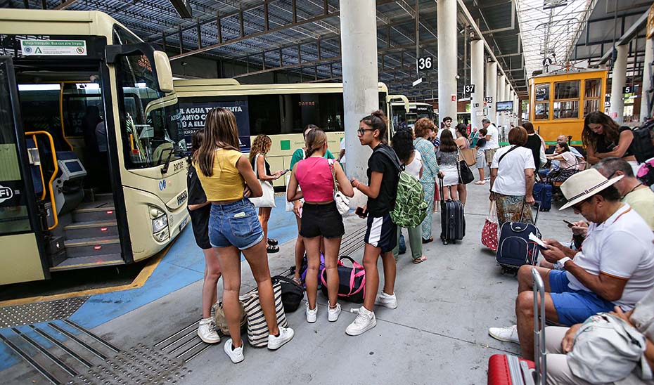 Usuarios del consorcio metropolitano de transportes, en los andenes de la estación Plaza de Armas de Sevilla.