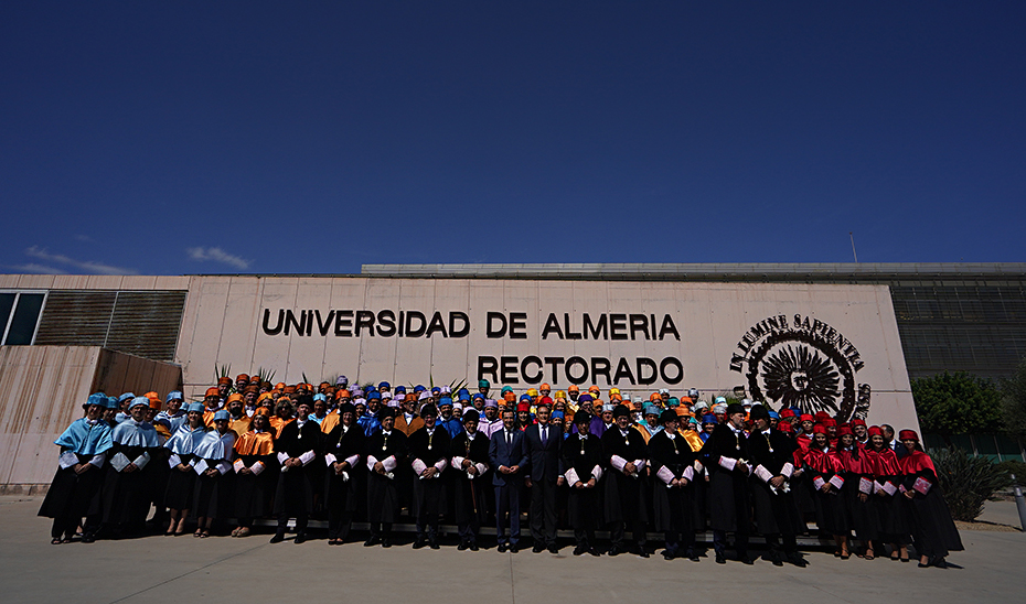 Moreno posa en la foto de familia junto al consejero de Universidad, José Carlos Gómez Villamandos, los rectores de la universidades andaluzas y miembros de la comunidad universitaria.
