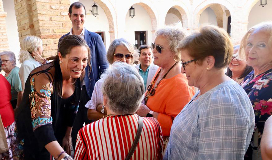 La consejera Loles López, durante su recorrido por el centro municipal de información a la mujer de Trigueros, en la provincia de Huelva.