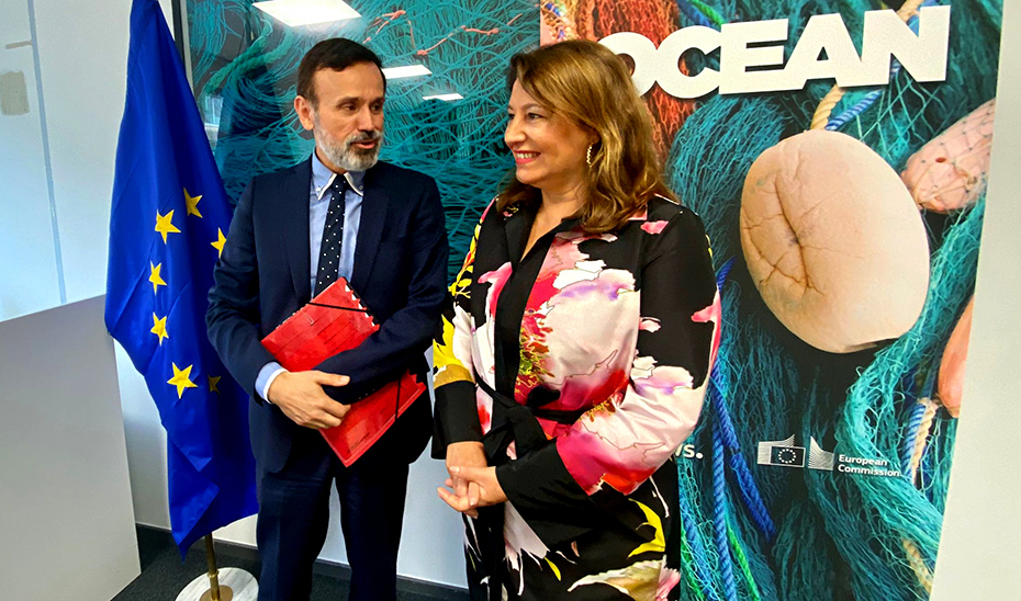 Carmen Crespo, con el director en funciones de Política Pesquera para el Mediterráneo y el Mar Negro, Stylianos Mitolidis, con el que se ha reunido en Bruselas.
