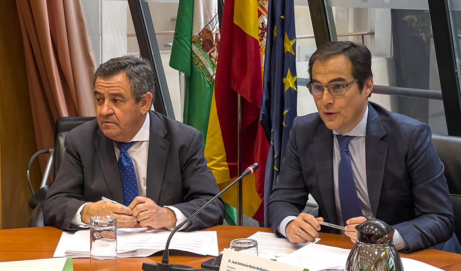 De izquierda a derecha, el director del IAAP, José Loaiza, junto al consejero de Justicia, José Antonio Nieto.