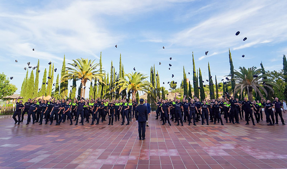 El consejero de la Presidencia ha presidido en Sevilla el acto de clausura y entrega de diplomas a los alumnos de la 50ª Promoción del Curso de Ingreso en los Cuerpos de la Policía Local de Andalucía.