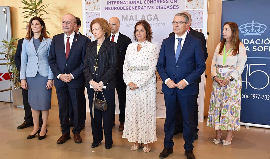 La consejera de Salud, Catalina García, con la Reina Doña Sofía, el alcalde de Málaga, Francisco de la Torre, y miembros del comité organizador del Congreso Internacional de Enfermedades Neurodegenerativas.