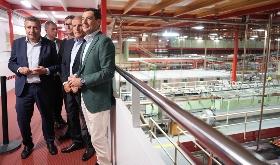 El presidente andaluz visita la planta de Coca Cola, situada en término de La Rinconada. 