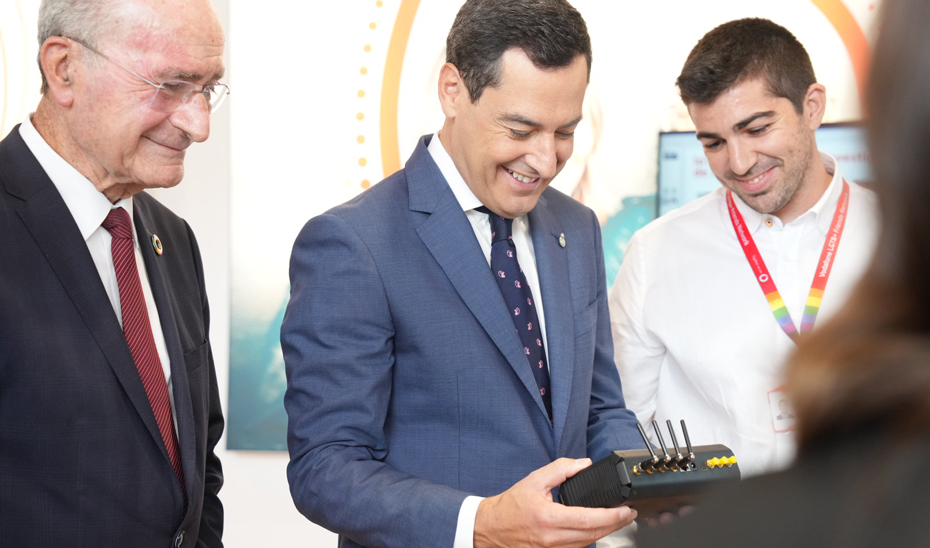 El presidente de la Junta, Juanma Moreno, junto al alcalde de Málaga, Francisco de la Torre, durante la inauguración del Hub Vodafone Innovation en el Campus de Málaga.