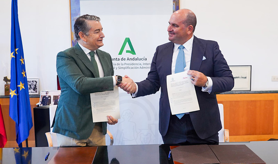 El consejero de la Presidencia, Antonio Sanz, y el presidente y director general del SAMU, Carlos González de Escalada, tras la firma del convenio.