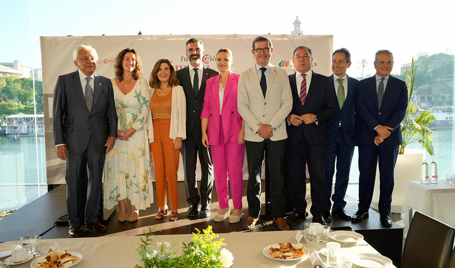 Foto de familia del desayuno informativo de la Cámara de Comercio de Sevilla protagonizado por Ramón Fernández-Pacheco.