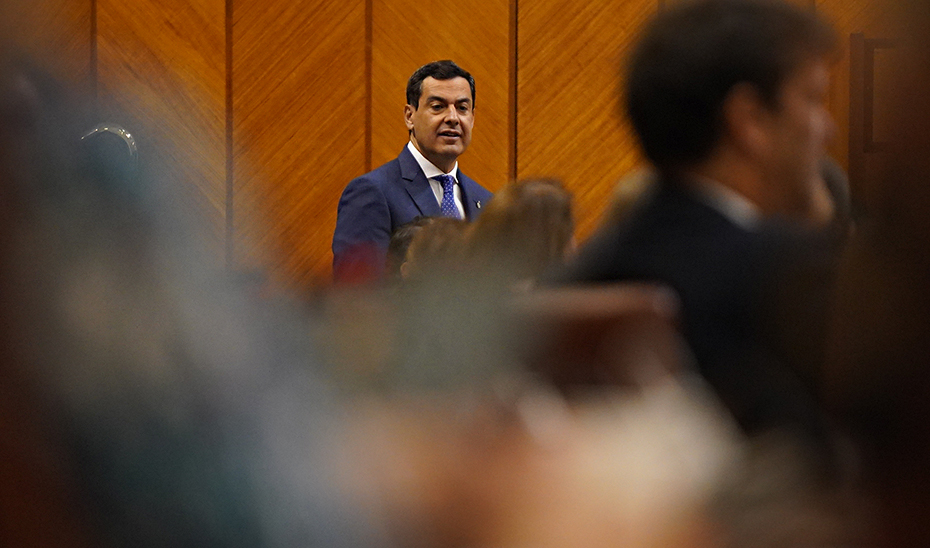 El presidente de la Junta, durante un momento de la sesión de control al Gobierno que ha tenido lugar en el Pleno del Parlamento de Andalucía.