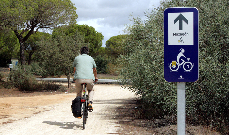 Un ciclista en una de las vías en la provincia de Huelva.