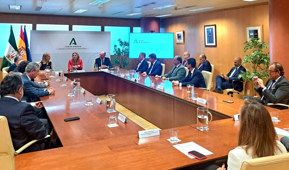 La consejera de Economía, Hacienda y Fondos Europeos, Carolina España, durante la reunión con los directivos de las principales entidades bancarias con representación en Andalucía.