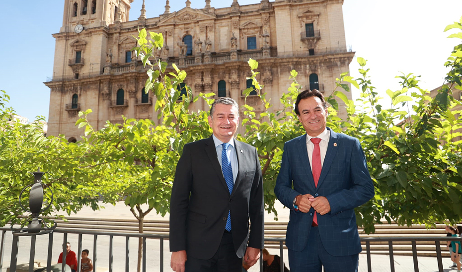 El consejero de la Presidencia, Interior, Diálogo Social y Simplificación Administrativa, Antonio Sanz, durante su encuentro con el alcalde de Jaén, Agustín González.