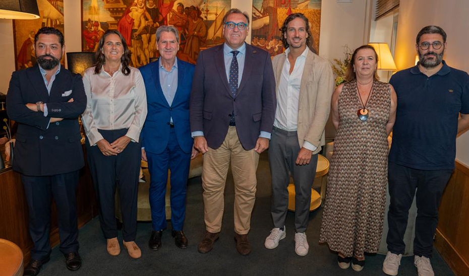 El consejero de Turismo, Arturo Bernal, con miembros de la International Tennis Federation (ITF).