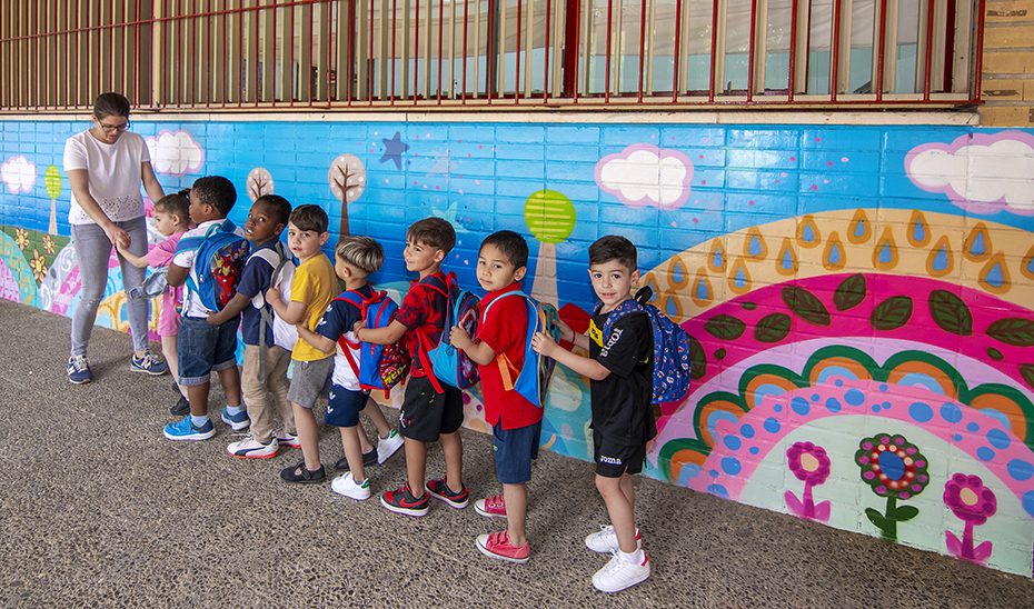 Escolares junto a su maestra en un centro educativo.