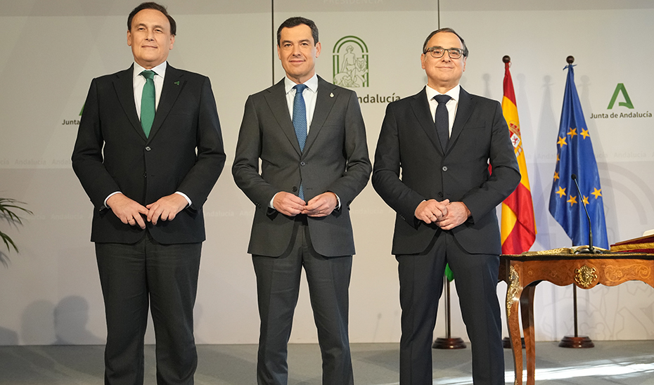 El presidente de la Junta, Juanma Moreno, el consejero de Universidad, Investigación e Innovación, José Carlos Gómez Villamandos, y el nuevo rector de la Universidad de Almería, José Céspedes, tras la toma de posesión de este último en el Palacio de San Telmo.