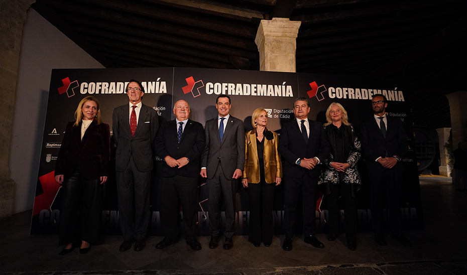 Juanma Moreno, presidente de la Junta de Andalucía, a su llegada al acto de entrega de los Premios Cofrademanía.