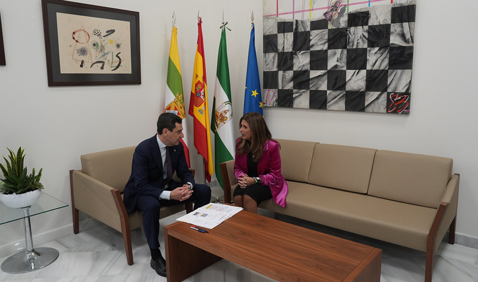 Juanma Moreno y María Auxiliadora del Olmo conversan en el despacho de la alcaldesa.