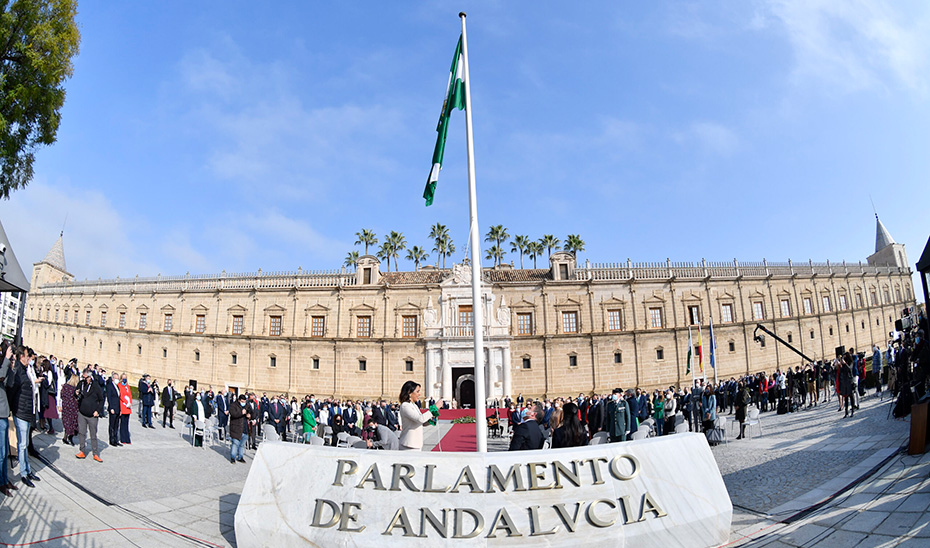 La presidenta de la Cámara, Marta Bosquet iza la bandera de Andalucía en el Parlamento de Andalucía, que celebra, con motivo del día de la comunidad, un pleno institucional en el que pronuncia un discurso. EFE/ Raúl Caro.